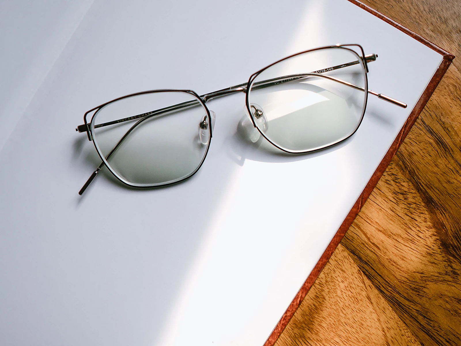 Geométrica Prata: foto real de armação de óculos